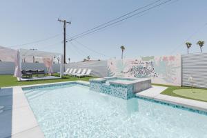 Bazén v ubytování Palm Vista by Rather Be Properties nebo v jeho okolí