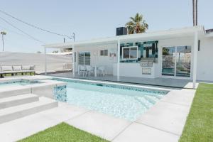 Bazén v ubytování Palm Vista by Rather Be Properties nebo v jeho okolí