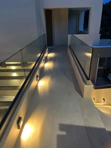 un escalier avec des lumières sur le côté du bâtiment dans l'établissement Marthina Luxury Living, à Potidée