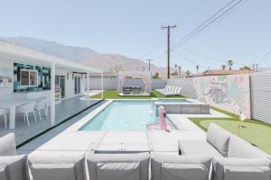 Bazén v ubytování Palm Vista by Rather Be Properties nebo v jeho okolí