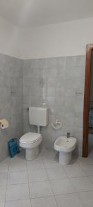 La salle de bains est pourvue de toilettes et d'un bidet. dans l'établissement Agriturismo Millefiori, à Levanto
