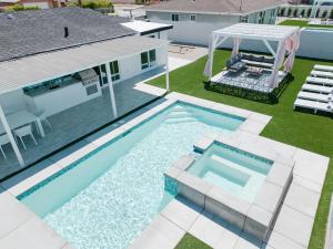 Bazén v ubytování Palm Vista by Rather Be Properties nebo v jeho okolí