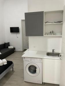 cocina con lavadora y fregadero en B&B A FACCI VISTA, en Porto Empedocle