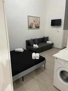 sala de estar con sofá y lavadora en B&B A FACCI VISTA, en Porto Empedocle