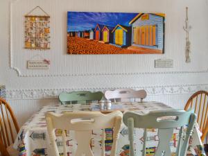 una mesa con dos sillas y un cuadro en la pared en Josies Den en Bridlington