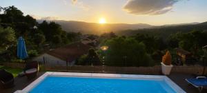 - une piscine avec vue sur les montagnes dans l'établissement Toural House, à Arcos de Valdevez