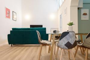 uma sala de estar com um sofá verde e uma mesa em Guest House 121 Luxury Apartments em Nápoles