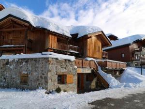 ラ・ロジエールにあるAppartement Montvalezan-La Rosière, 3 pièces, 6 personnes - FR-1-398-523の屋根に雪を積んだスキー場
