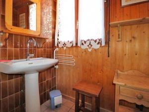ラ・ロジエールにあるChalet Montvalezan-La Rosière, 6 pièces, 8 personnes - FR-1-398-508の洗面台付きのバスルーム、木製の壁