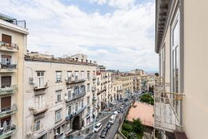 vista su una strada della città da un edificio di Guest House 121 Luxury Apartments a Napoli