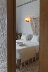 Ein Bett oder Betten in einem Zimmer der Unterkunft Rupa Otel Alacatı- Adults Only