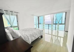 Un pat sau paturi într-o cameră la Exclusive 3 BDR, Gym & Pool, SeaView, Luxury Tower +18 fotografii