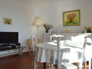 una sala da pranzo con tavolo, sedie e TV di Appartement Banyuls-sur-Mer, 2 pièces, 4 personnes - FR-1-225C-4 a Banyuls-sur-Mer