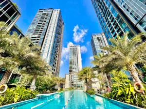 une piscine dans une ville avec de grands bâtiments dans l'établissement Luxury Condos at Empire City, à Hô-Chi-Minh-Ville