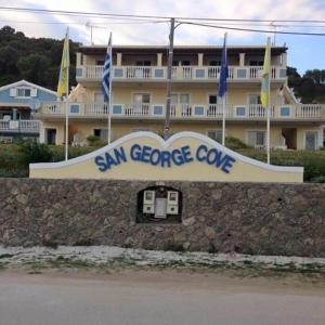 una señal para el hotel San George Cove en SAN GEORGE COVE, en Afionas