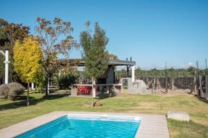 a swimming pool in the yard of a house at Finca Mosso Lunlunta in Lunlunta