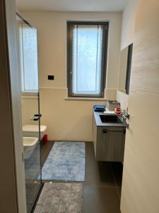 W łazience znajduje się prysznic, umywalka i wanna. w obiekcie Casa di Marco w mieście Pescantina