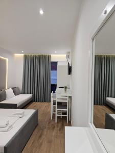 ein Wohnzimmer mit einem Sofa und einem Tisch in der Unterkunft Vila 31 in Sarandë
