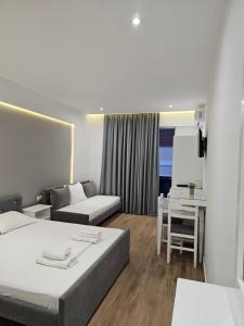 Zimmer mit einem Bett, einem Sofa und einem Tisch in der Unterkunft Vila 31 in Sarandë