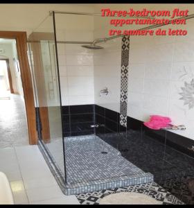 um chuveiro com uma porta de vidro na casa de banho em Villa le Arcate em Furore