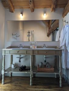 W łazience znajduje się umywalka i lustro. w obiekcie Château de Lavaud w mieście Montbron