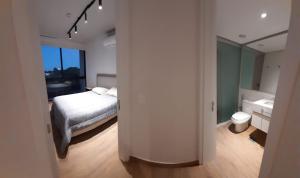 una camera con letto e un bagno con servizi igienici di Edificio Hassler Villamorra ad Asunción Altre 14 foto