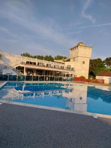 プールにあるFamily breaks at Rockley Park with Prosecco and a box of chocolates on arrivalの建物の前のプール