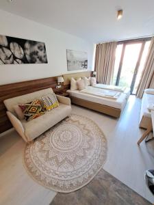 uma sala de estar com um sofá e uma cama em Jezza Apart Suite em Munique