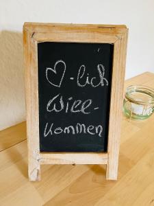 een schoolbord met de woorden waar ik van hou mijn vrouw op geschreven bij 1 Zimmer Whg Waldfischbach in Waldfischbach-Burgalben