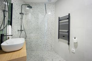 斯普利特Luxury Rooms Zara&Ane的带淋浴、水槽和卫生间的浴室