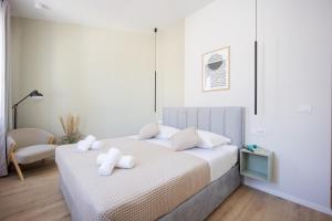 斯普利特Luxury Rooms Zara&Ane的一间卧室，床上有一张带毛巾的床