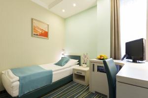 Una cama o camas en una habitación de Kopernikus Hotel Prag