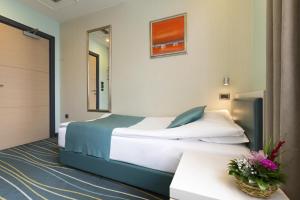 Una cama o camas en una habitación de Kopernikus Hotel Prag