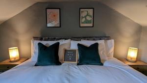 En eller flere senge i et værelse på Huge Weekly & Monthly Savings - Free Parking - Wi-Fi & Netflix + 21 billeder