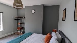 En eller flere senge i et værelse på Huge Weekly & Monthly Savings - Free Parking - Wi-Fi & Netflix