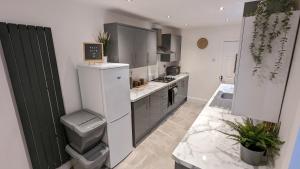 Køkken eller tekøkken på Huge Weekly & Monthly Savings - Free Parking - Wi-Fi & Netflix