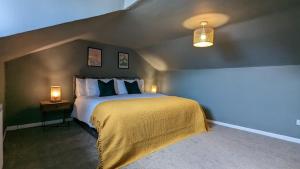 a bedroom with a bed and two lamps on a table at Peaceful 4 - Bedroom Home - Fast WiFi - Ideal for Work , Free Parking in Wolverhampton