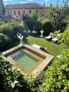un jardín con piscina en medio de un patio en Casa Nobile en Castelmuzio