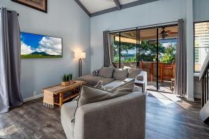 - un salon avec un canapé et une table dans l'établissement New! Kailua Bay Resort 2-306 - Beautifully renovated two-story condo with Primary Suite in Loft, à Kailua-Kona
