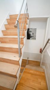 una escalera en una casa con suelo de madera en House Gorica, en Šibenik