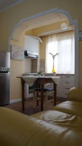 une cuisine avec une table et une cuisine avec une fenêtre dans l'établissement Alle's Myslym Shyri studio apartment, à Tirana