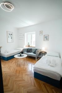 1 dormitorio con 2 camas y sofá en House Gorica, en Šibenik