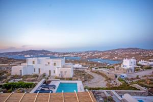 una vista aérea de una villa con piscina en Nuera Villa, en Mykonos ciudad