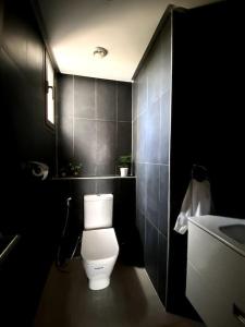 Vannituba majutusasutuses Luxurious Golf & Sea View Beach Apartment with Pool Access - Tamourrit, Taghazout Bay