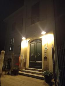 una puerta delantera de un edificio por la noche en AFFITTACAMERE SAN BIAGIO, en Génova