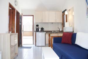 A kitchen or kitchenette at Casita blanca near yumbo