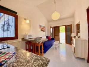 A kitchen or kitchenette at Casita blanca near yumbo