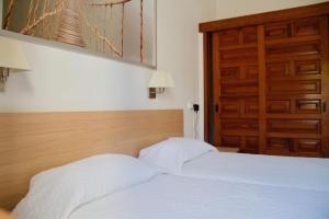 A bed or beds in a room at Casita blanca near yumbo
