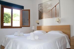 A bed or beds in a room at Casita blanca near yumbo