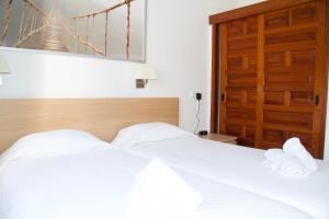 A bed or beds in a room at Casita blanca near yumbo